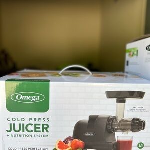 OMEGA Cold Press JUICER + Natural System. Easy to clean low-speed 89 motor.Great
